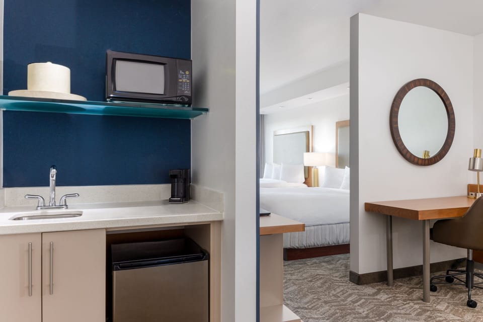 Hypo-allergenic bedding, in-room safe, desk, blackout drapes