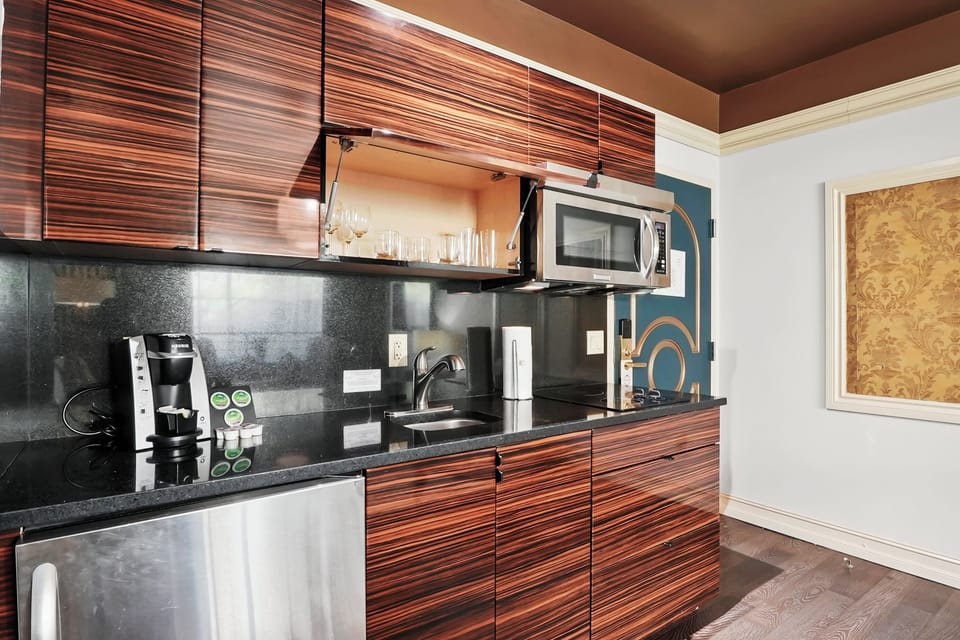 Deluxe One Bedroom Double Queen Suite | Private kitchen
