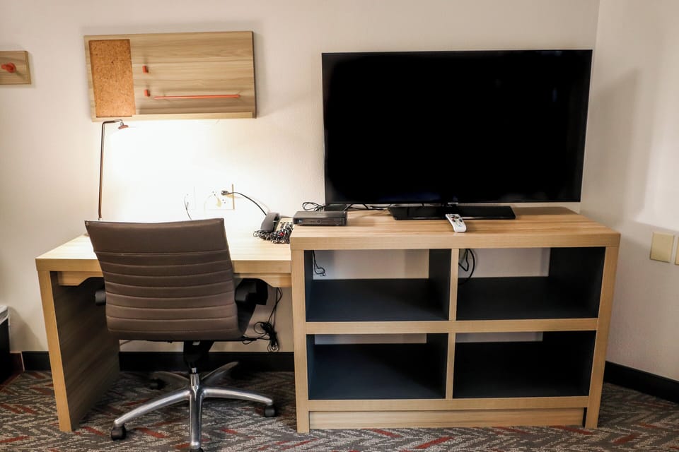 Studio Suite, 1 Queen Bed | Desk, blackout drapes, iron/ironing board, WiFi (free)