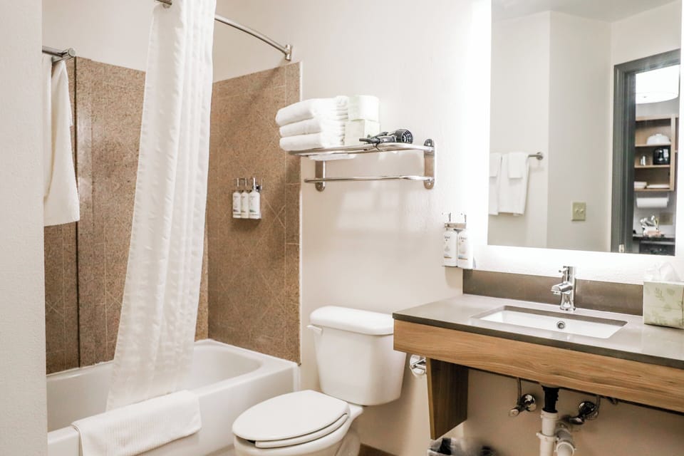 Studio Suite, 2 Double Beds | Bathroom | Combined shower/tub, free toiletries, hair dryer, towels