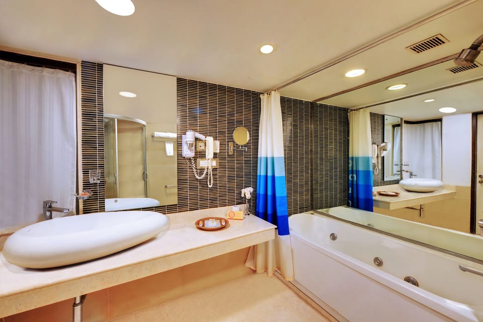 Club Iris | Bathroom | Free toiletries, hair dryer, slippers, bidet