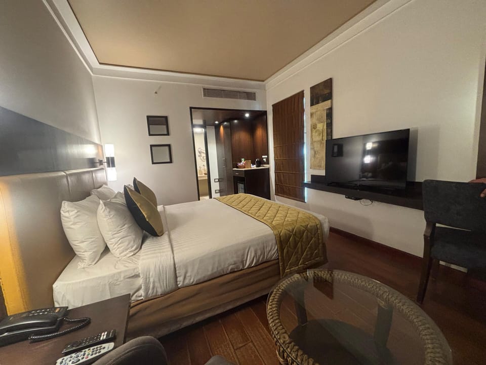 Blue Ribbon Single | Premium bedding, Select Comfort beds, minibar, in-room safe
