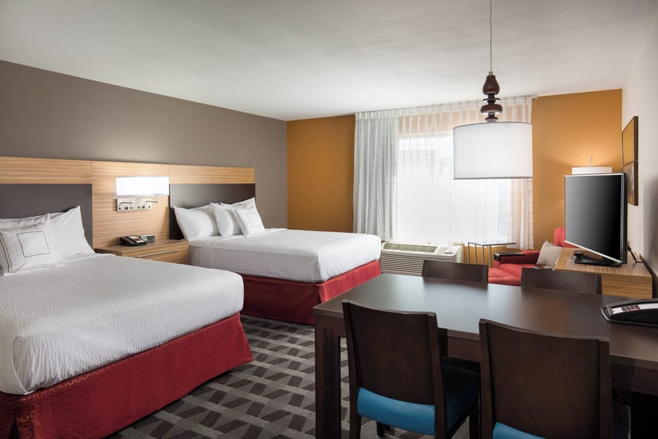 Down comforters, in-room safe, desk, blackout drapes
