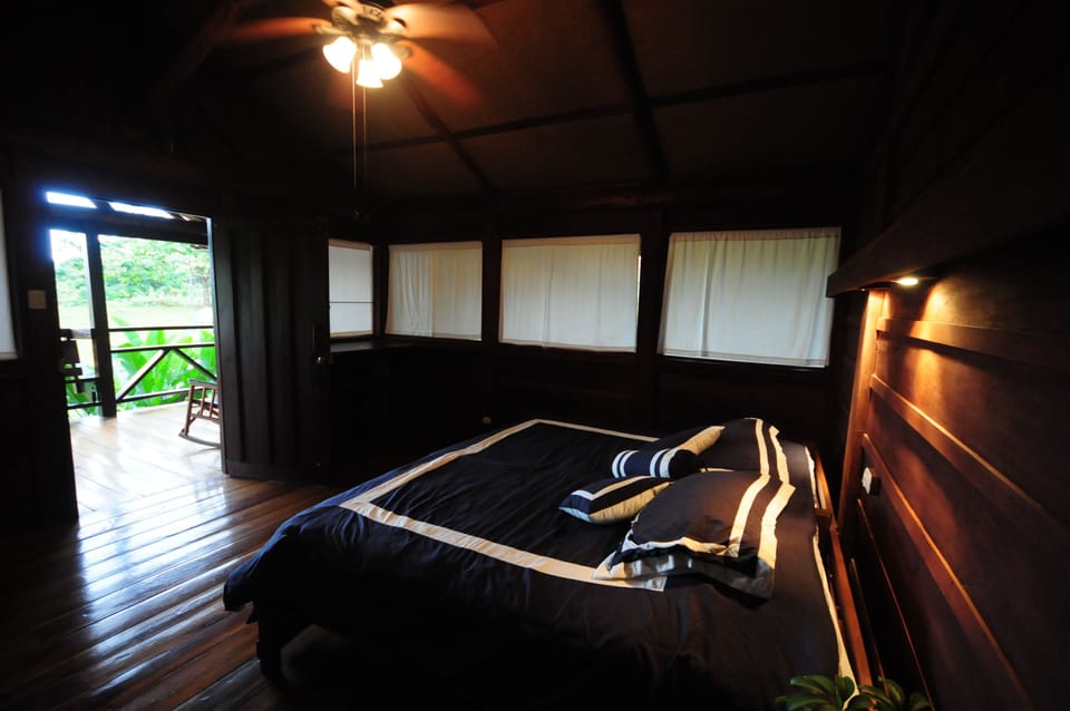Classic Cabin | Premium bedding, down comforters, minibar, in-room safe