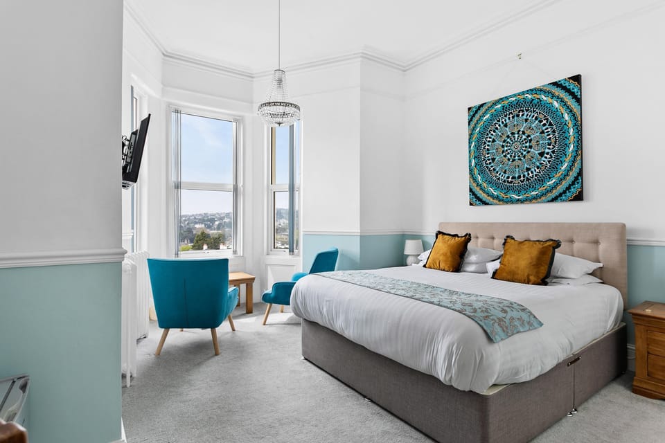 Sea View Super King | Hypo-allergenic bedding, individually furnished, desk, laptop workspace