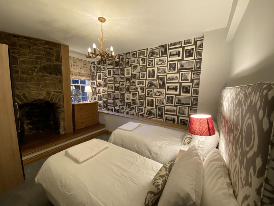 Bedroom 2 with twin single beds
