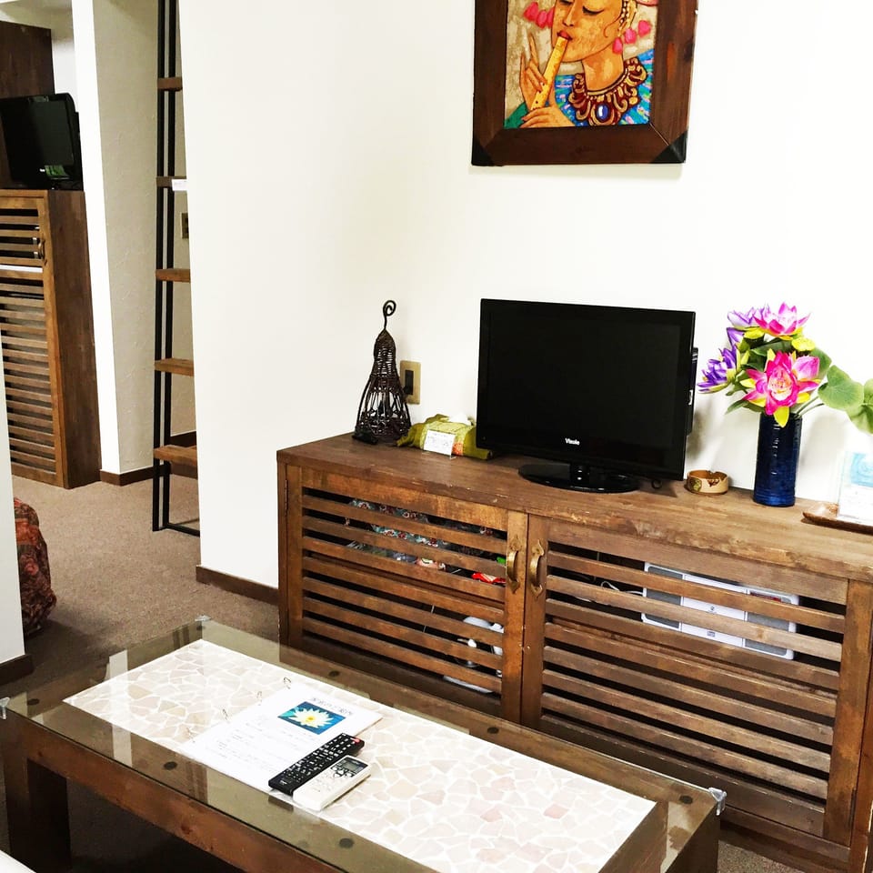 Desk, WiFi (free)