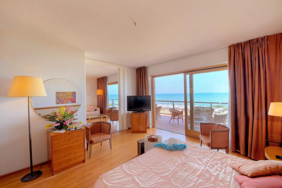 Suite | 1 bedroom, minibar, in-room safe, desk
