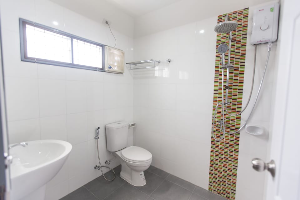 Deluxe Double Room | Bathroom | Shower, free toiletries, towels