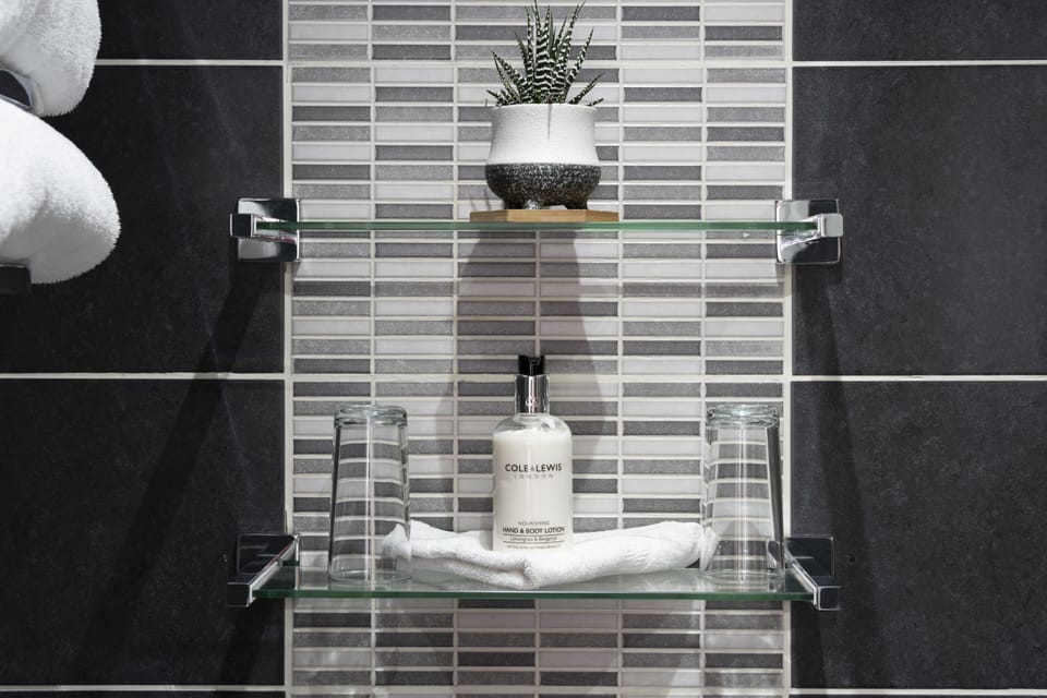 Superior Room (King) | Bathroom | Shower, free toiletries, hair dryer, towels