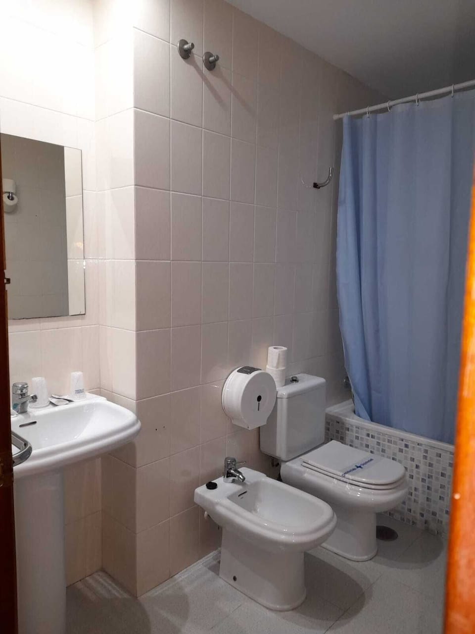Bathtub, deep soaking tub, free toiletries, bidet