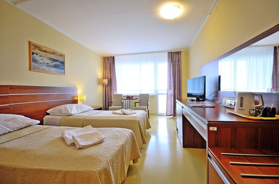 Comfort Double Room, Sea View | Desk, bed sheets