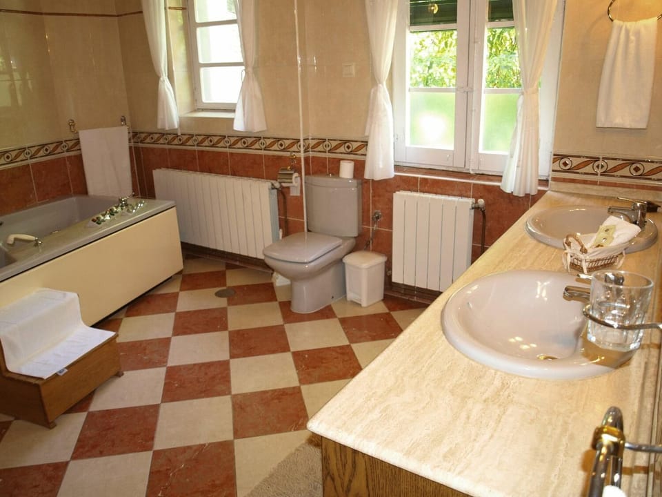 Deep soaking tub, towels