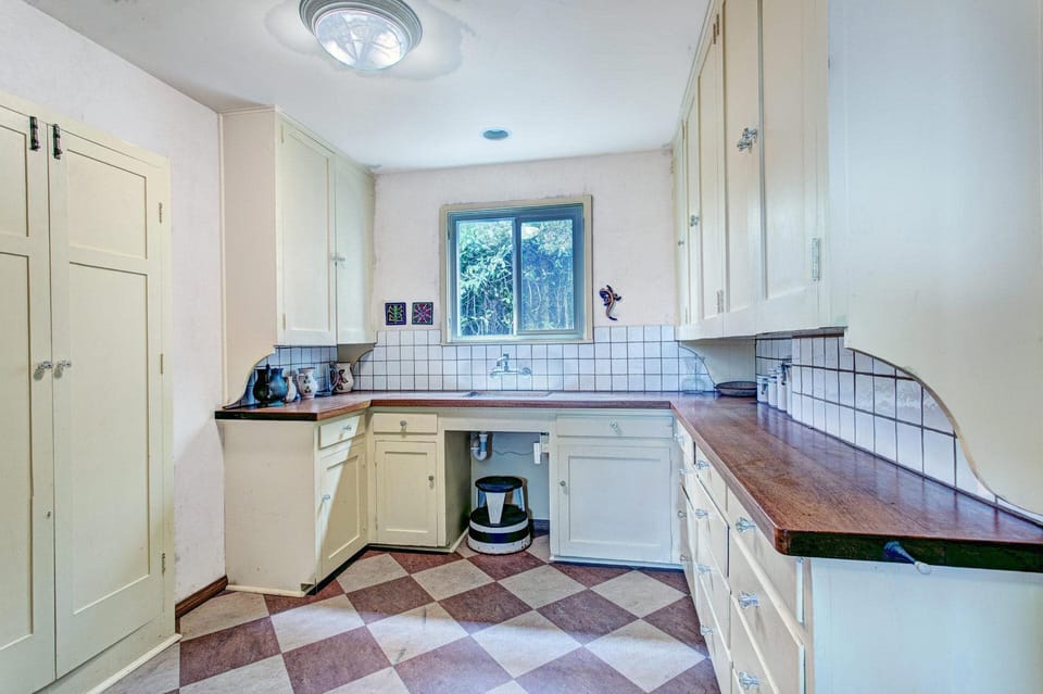 Cooks Corner- extra dishes, glass/bar ware, place mats and vases.