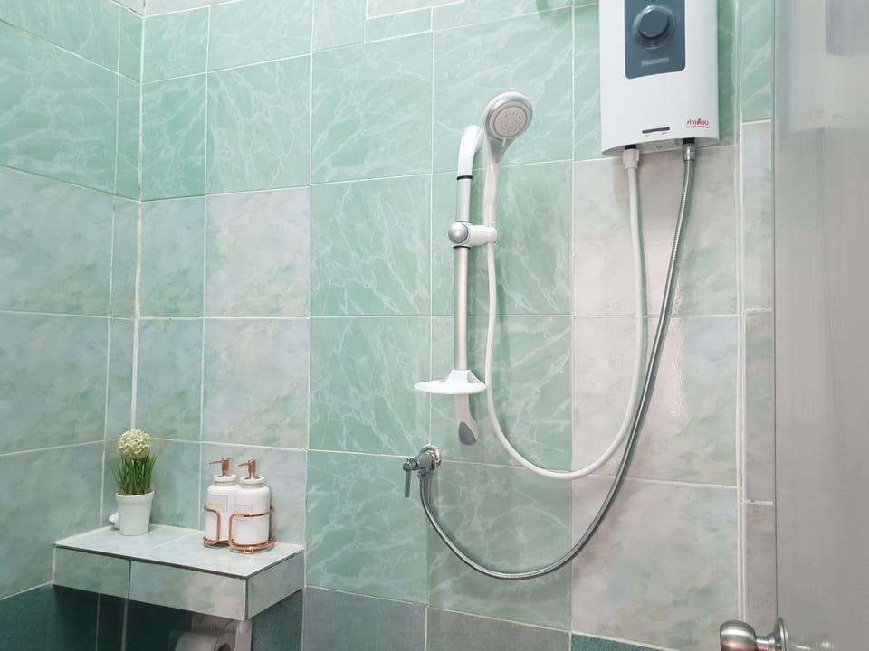 Shower, free toiletries, towels