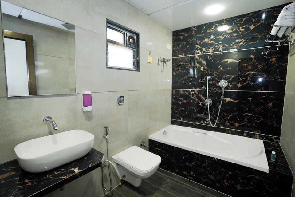 Premium Room | Bathroom | Shower, rainfall showerhead, free toiletries, towels