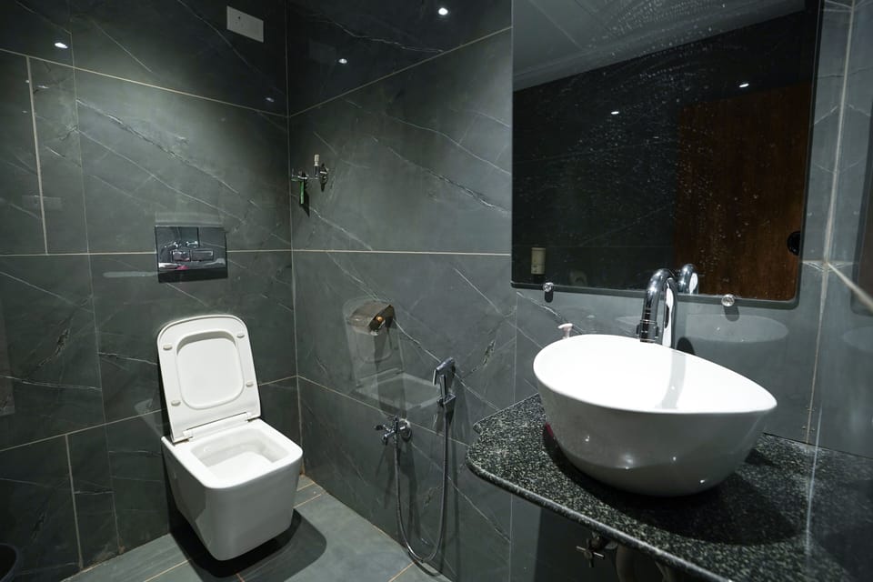 Executive Room | Bathroom | Shower, rainfall showerhead, free toiletries, towels