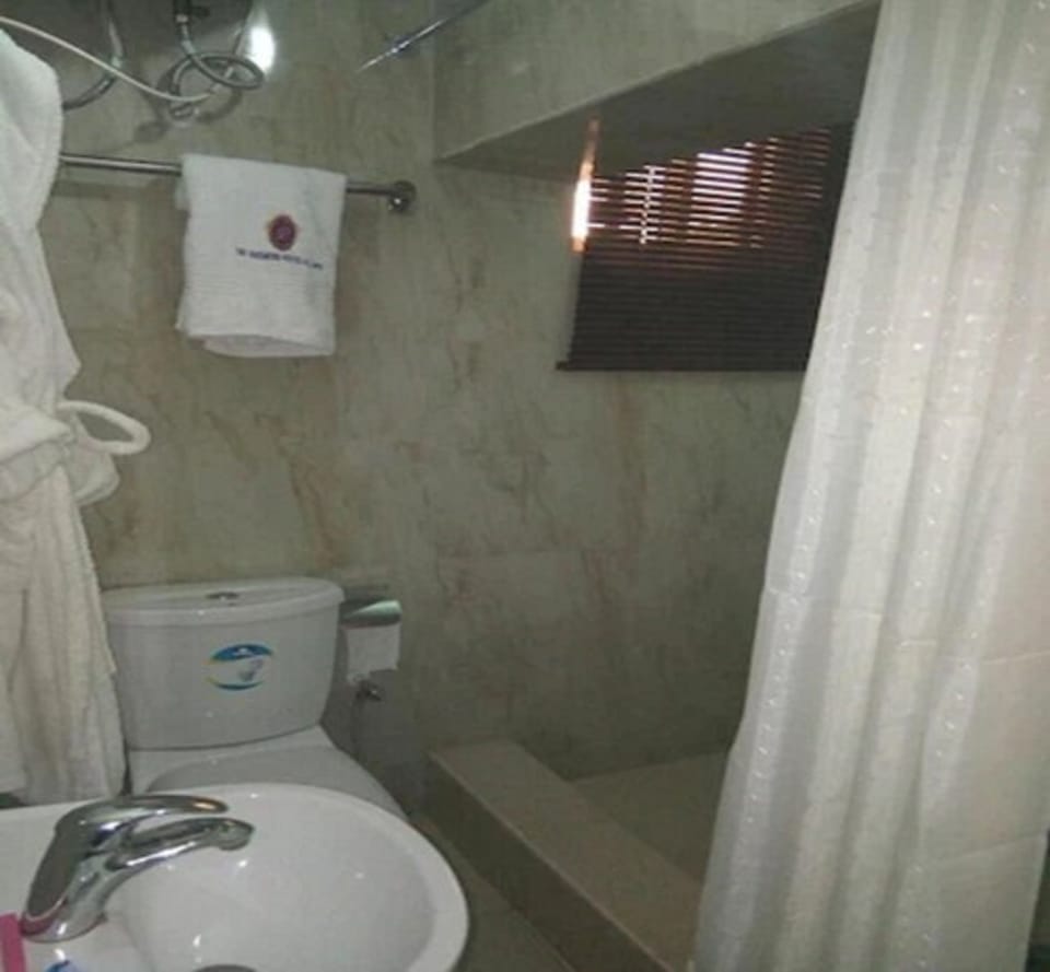 Shower, rainfall showerhead, free toiletries, towels
