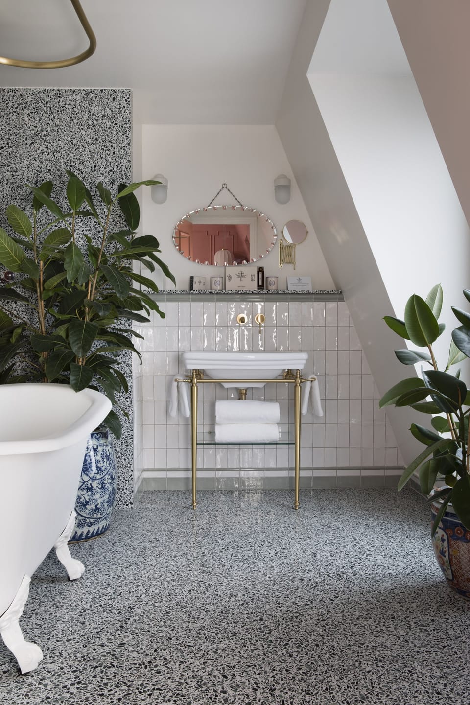 Junior Suite (Mercedes) | Bathroom | Free toiletries, hair dryer, bathrobes, slippers