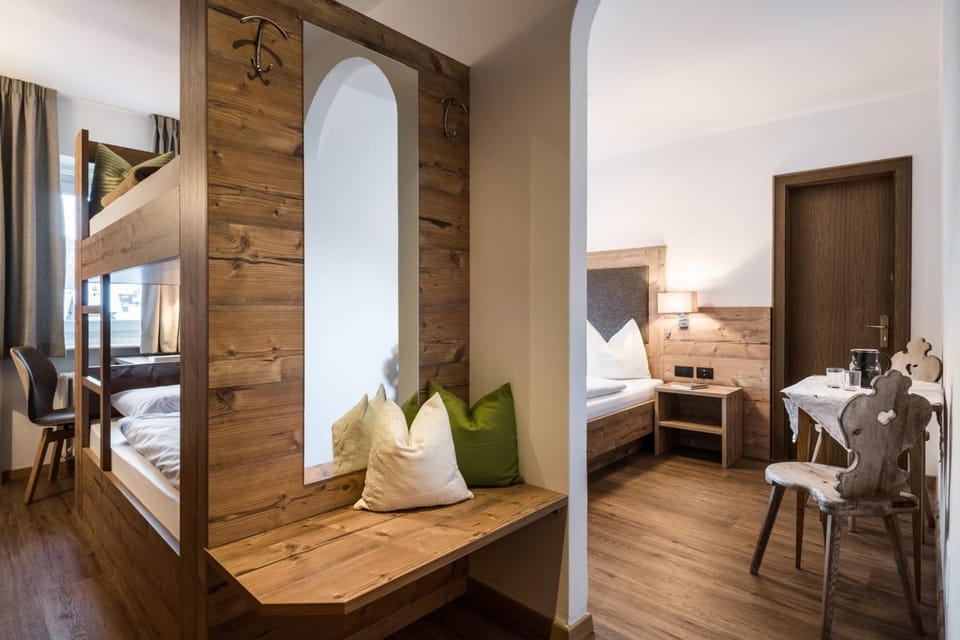 Hypo-allergenic bedding, in-room safe, desk, free WiFi