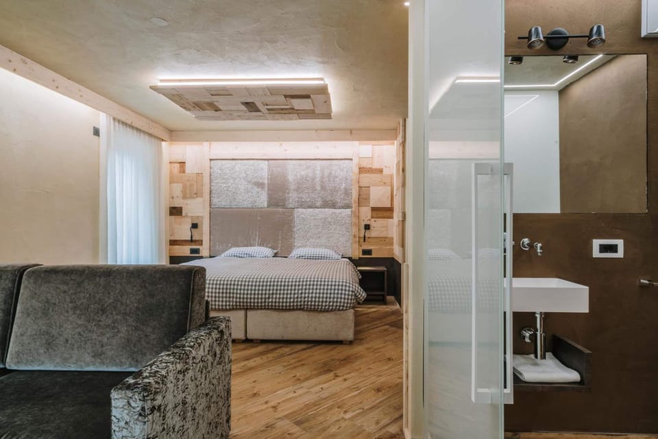 Premium bedding, down comforters, pillowtop beds, minibar