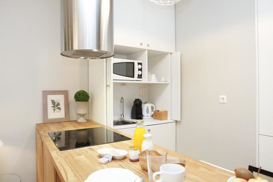 Deluxe Apartment, 1 Bedroom | Private kitchenette | Coffee/tea maker