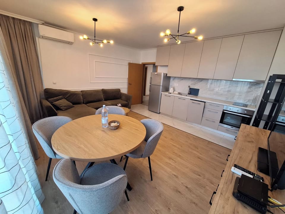 Family Suite, Multiple Beds, City View | Living area | Flat-screen TV