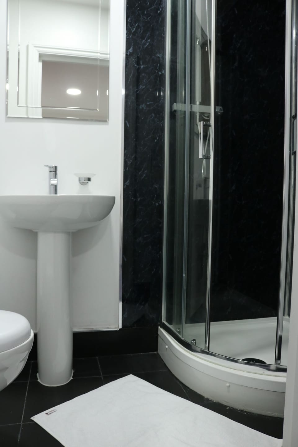 Standard Double Room | Bathroom shower