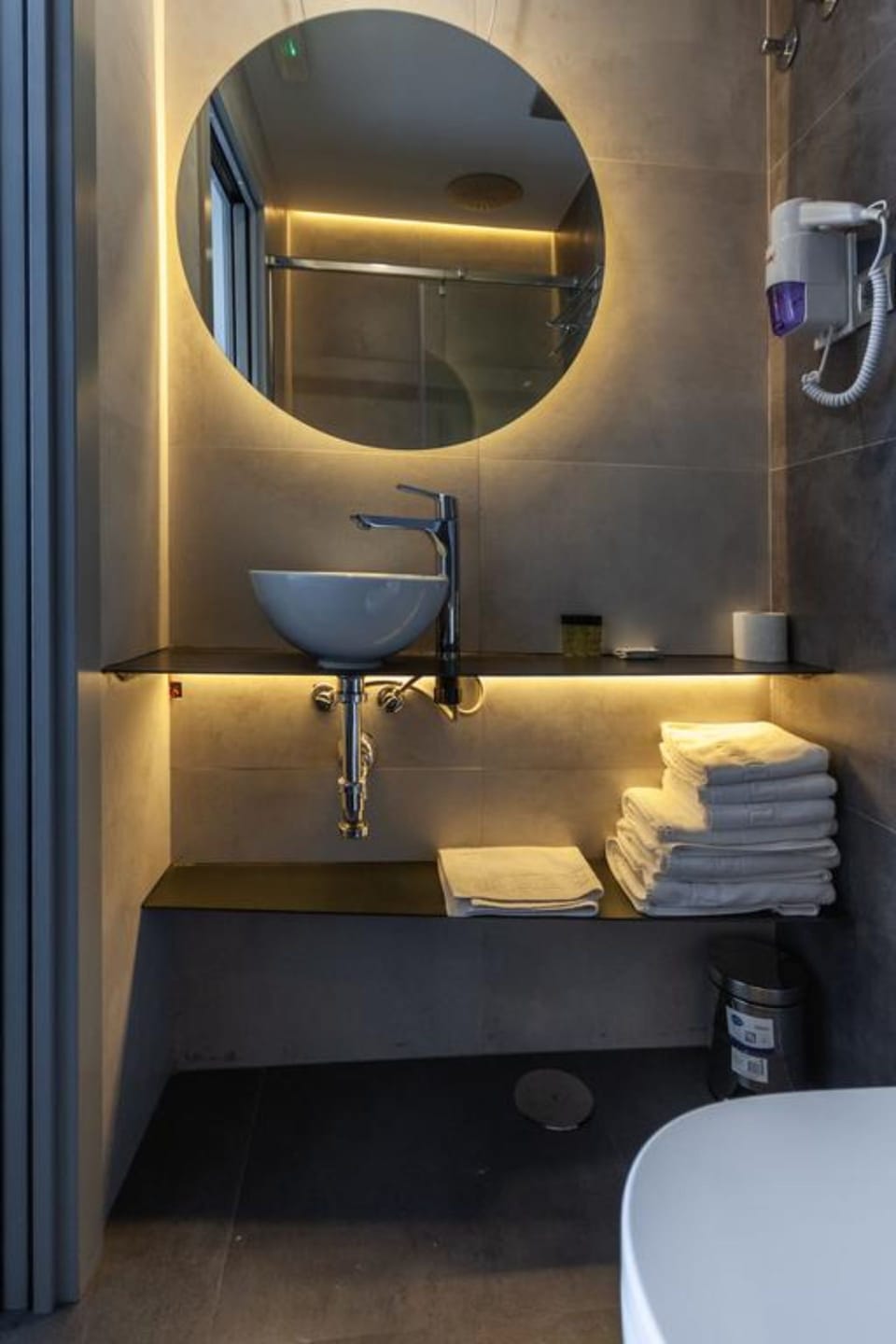 Shower, free toiletries, towels