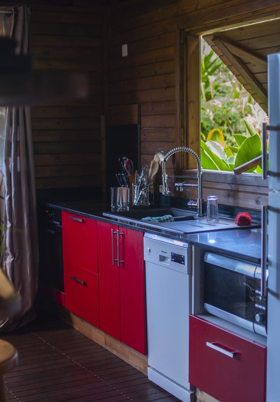 Comfort Studio, 1 Bedroom, Non Smoking, Hot Tub | Private kitchen | Full-size fridge, microwave, oven, stovetop