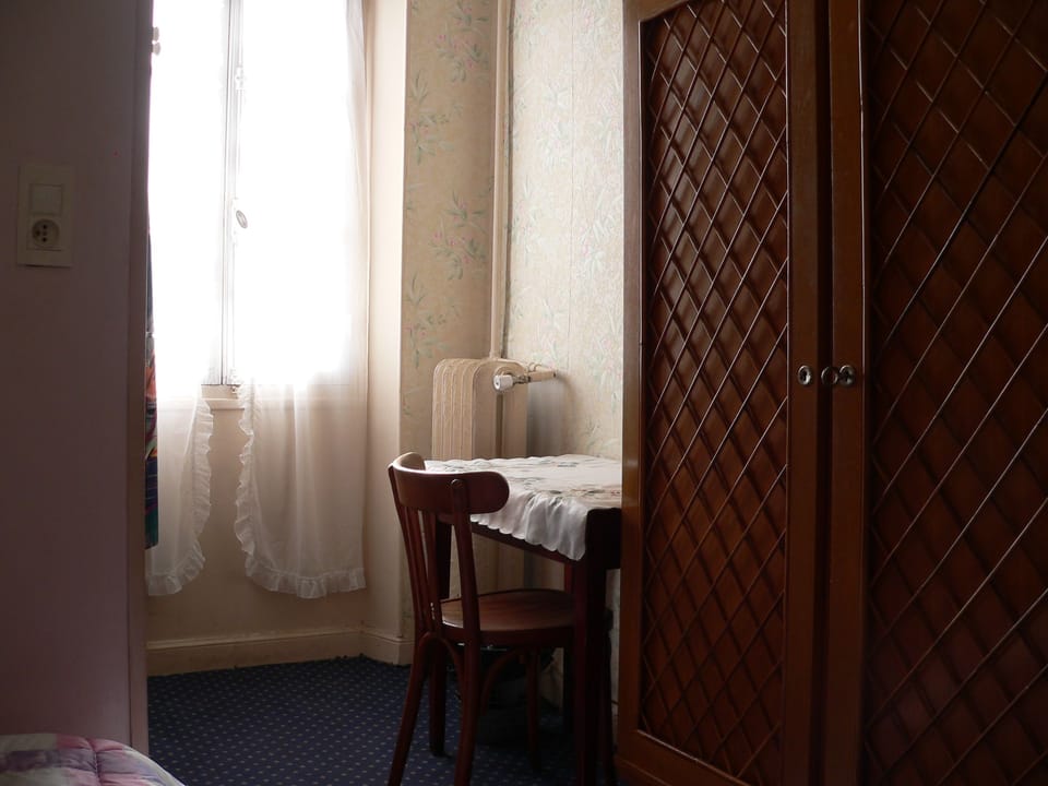 Single Room with Private Shower, Shared Toilet | Blackout drapes, iron/ironing board, free WiFi, bed sheets