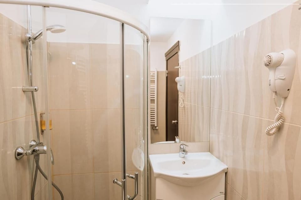 Superior Double Room, Balcony | Bathroom | Shower, hair dryer, towels, shampoo