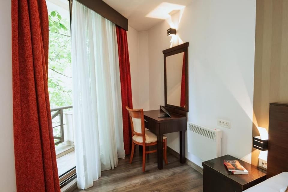 Classic Twin Room | Bathroom | Shower, hair dryer, towels, shampoo