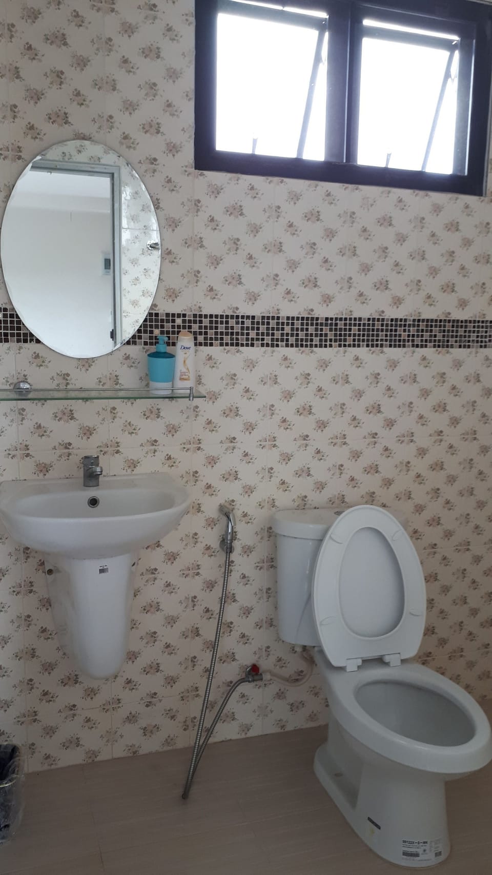 Standard Double Room | Bathroom | Shower, free toiletries, towels
