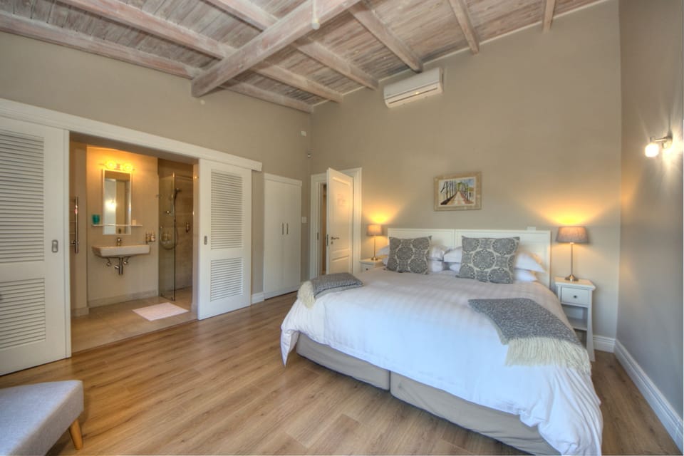 Classic double room  | Premium bedding, in-room safe, individually decorated, desk