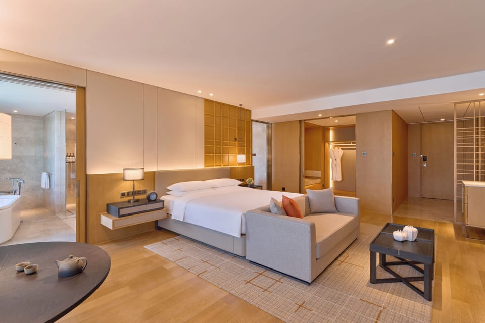 Studio, 1 King Bed, Club Lounge Access | Minibar, in-room safe, desk, blackout drapes