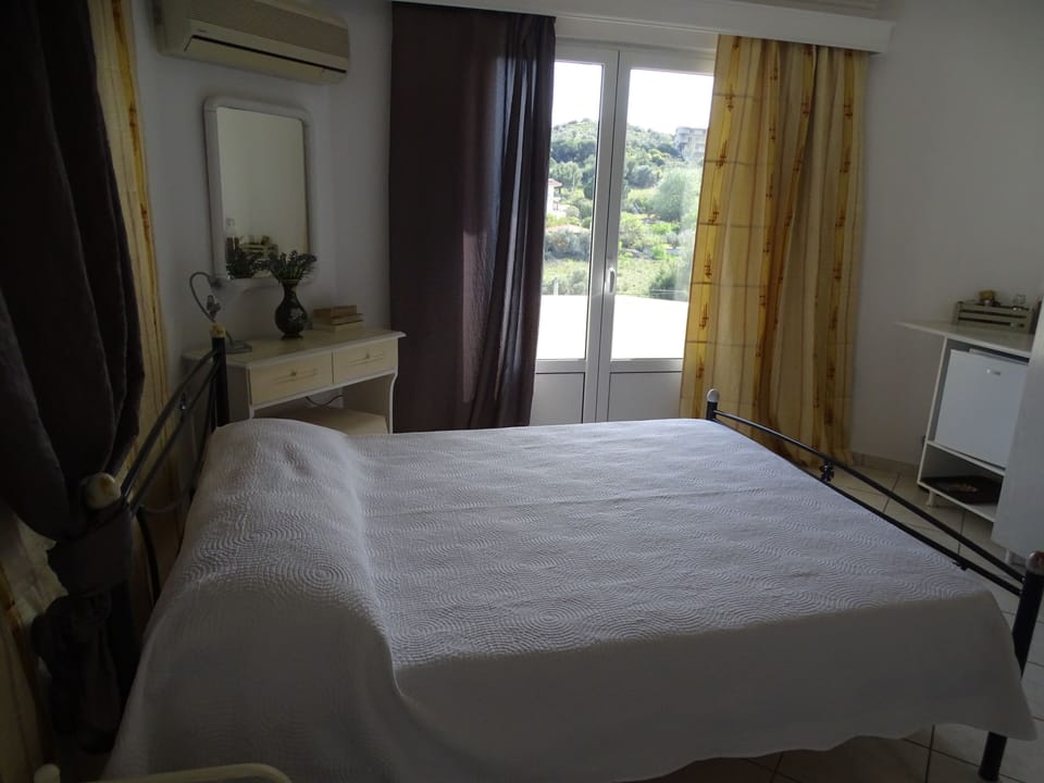 Apartment (Second Floor) | Hypo-allergenic bedding, free minibar, individually decorated