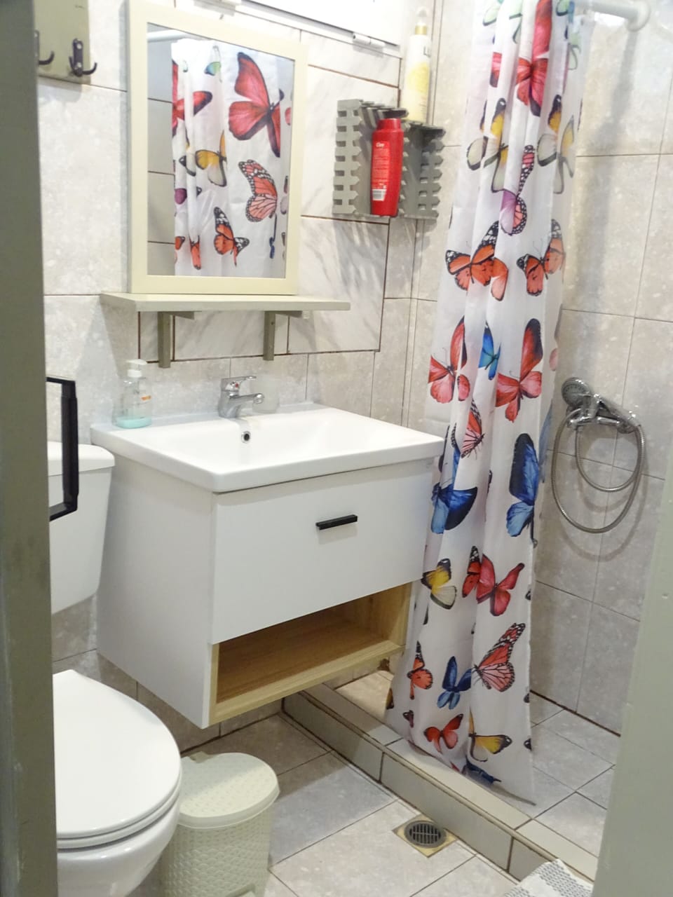 Economy Studio, 1 Bedroom, Accessible, Courtyard View | Bathroom | Free toiletries, hair dryer, towels, soap