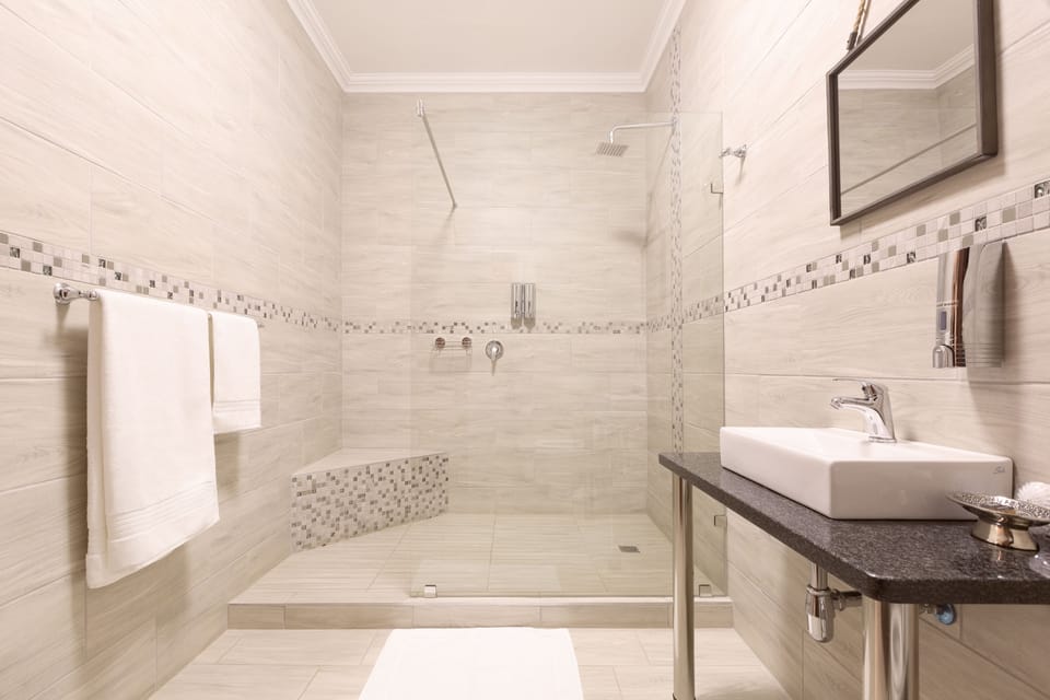 Double Room | Bathroom | Free toiletries, hair dryer, towels