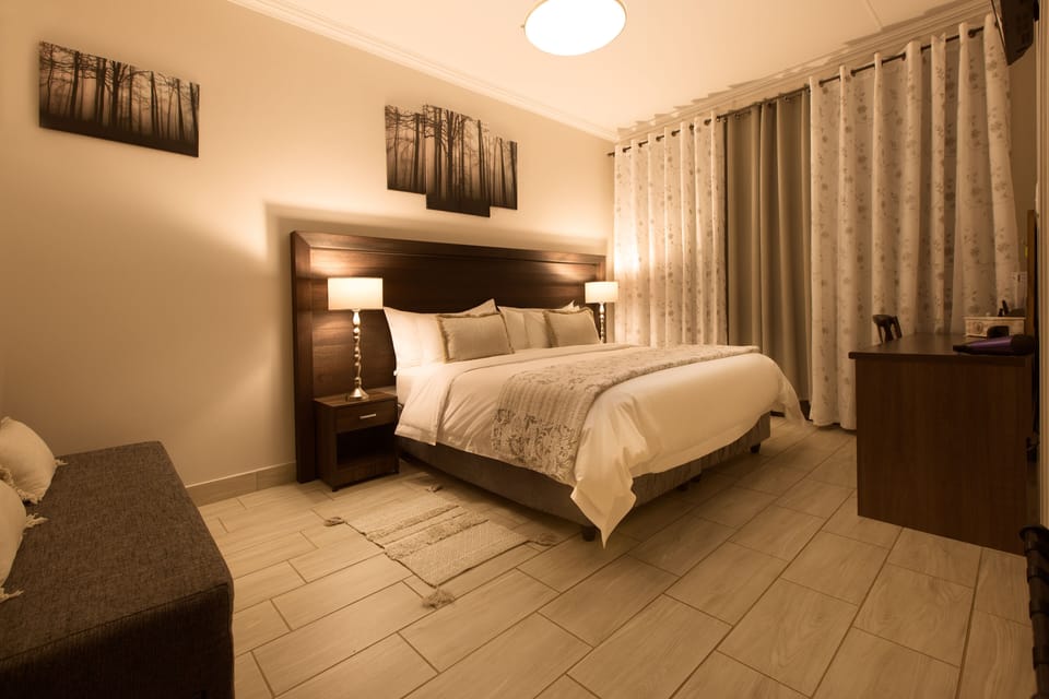 Family Unit | 1 bedroom, premium bedding, in-room safe, desk
