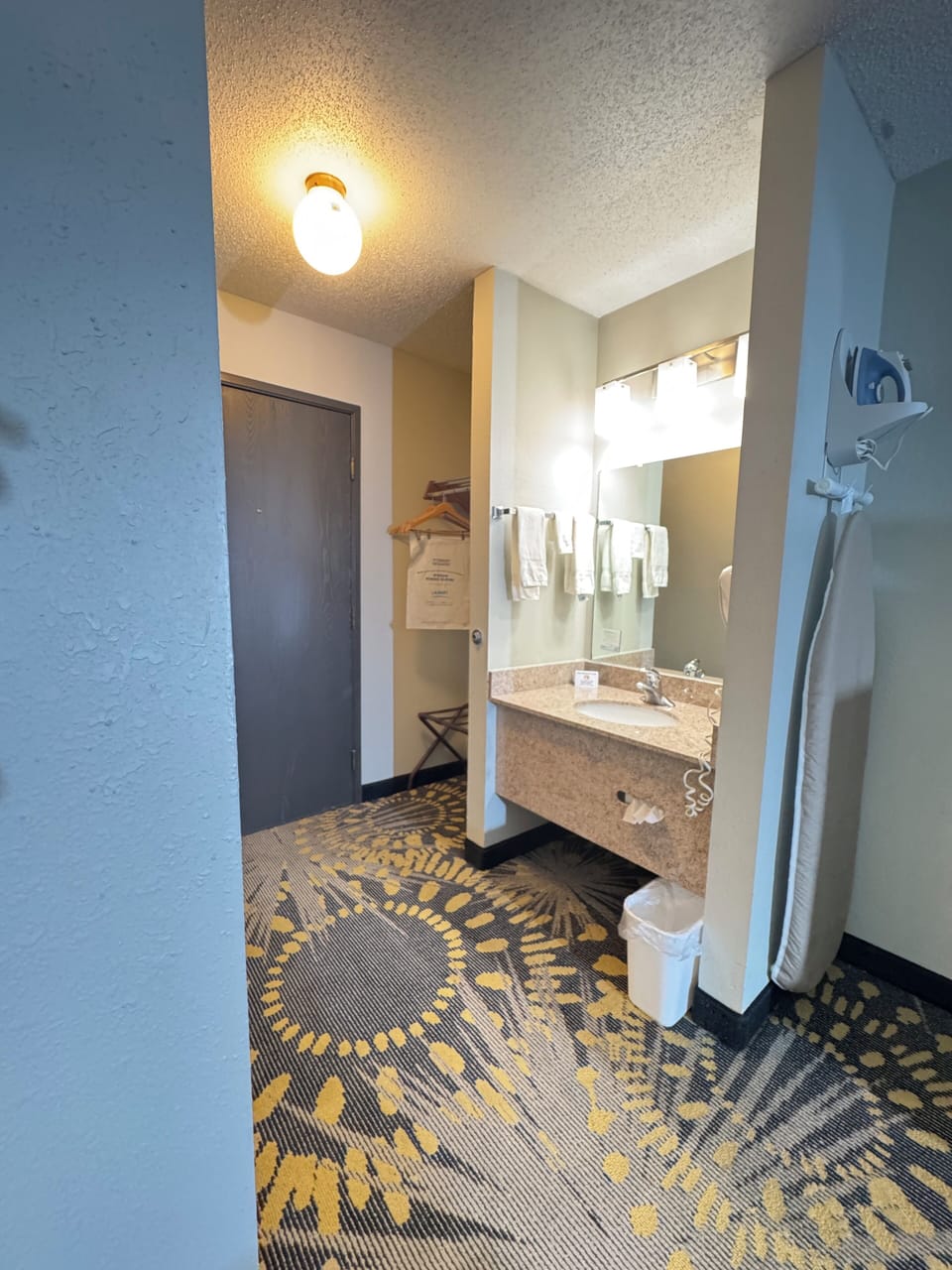 Standard Room, 1 King Bed | Desk, iron/ironing board, cribs (free), WiFi (free)