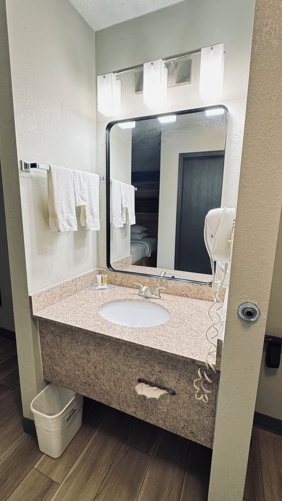 Combined shower/tub, free toiletries, towels