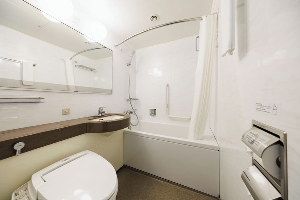 Combined shower/tub, deep soaking tub, hair dryer, slippers