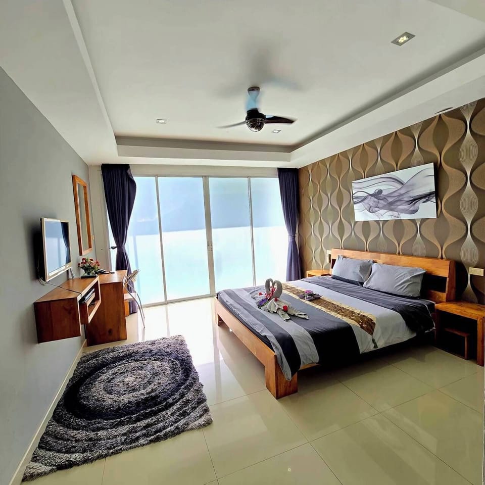 Classic Room, 1 King Bed, Pool View | Down comforters, memory foam beds, in-room safe, desk