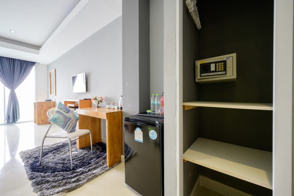 Premium Room, 1 King Bed, Pool View | Down comforters, memory foam beds, in-room safe, desk