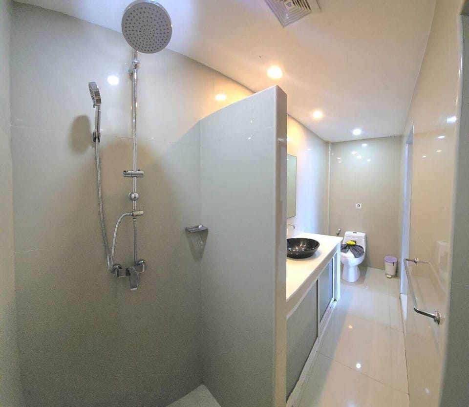 Shower, free toiletries, towels