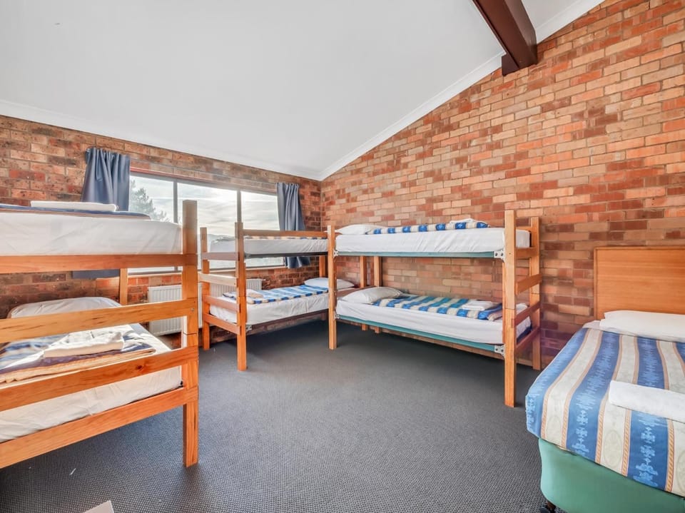 Iron/ironing board, bed sheets