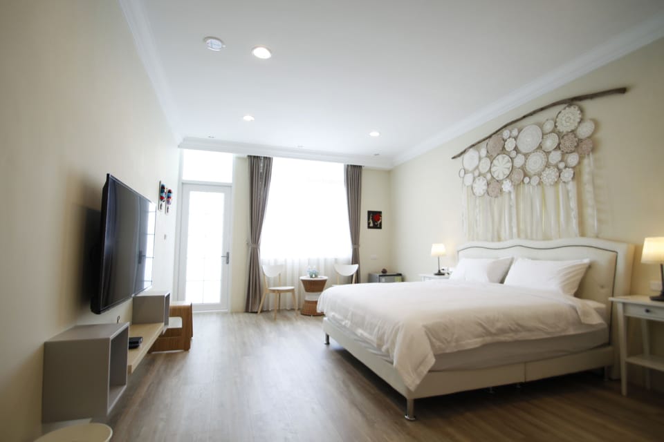 Deluxe Double Room, 1 King Bed, Balcony | Premium bedding, free WiFi, bed sheets