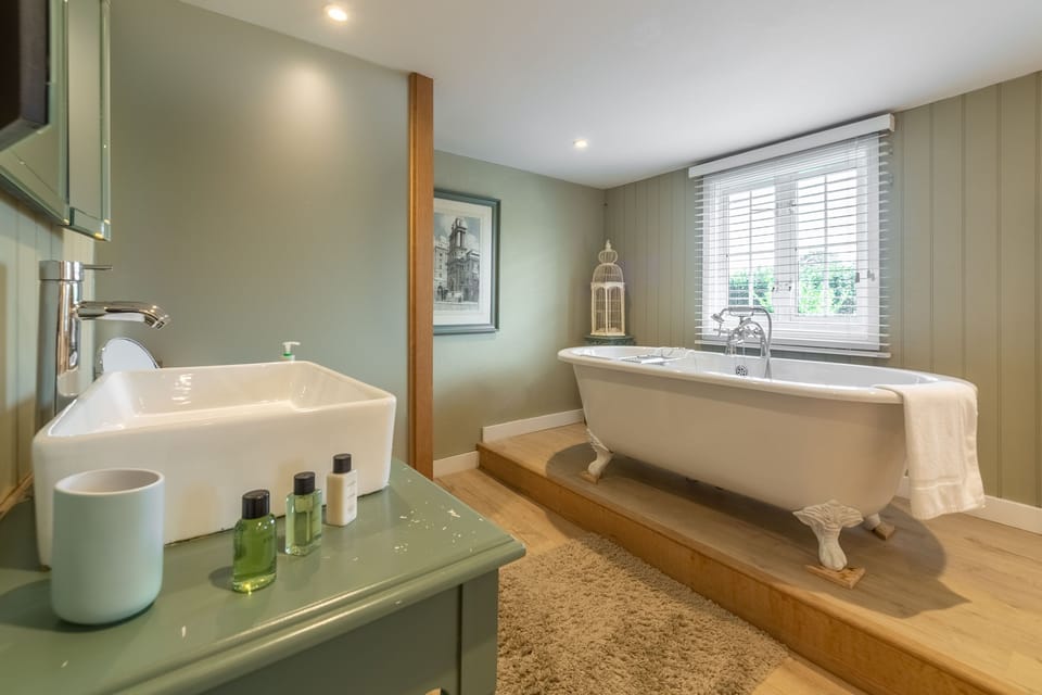 First floor: Bedroom one's integrated en-suite bathroom facilities