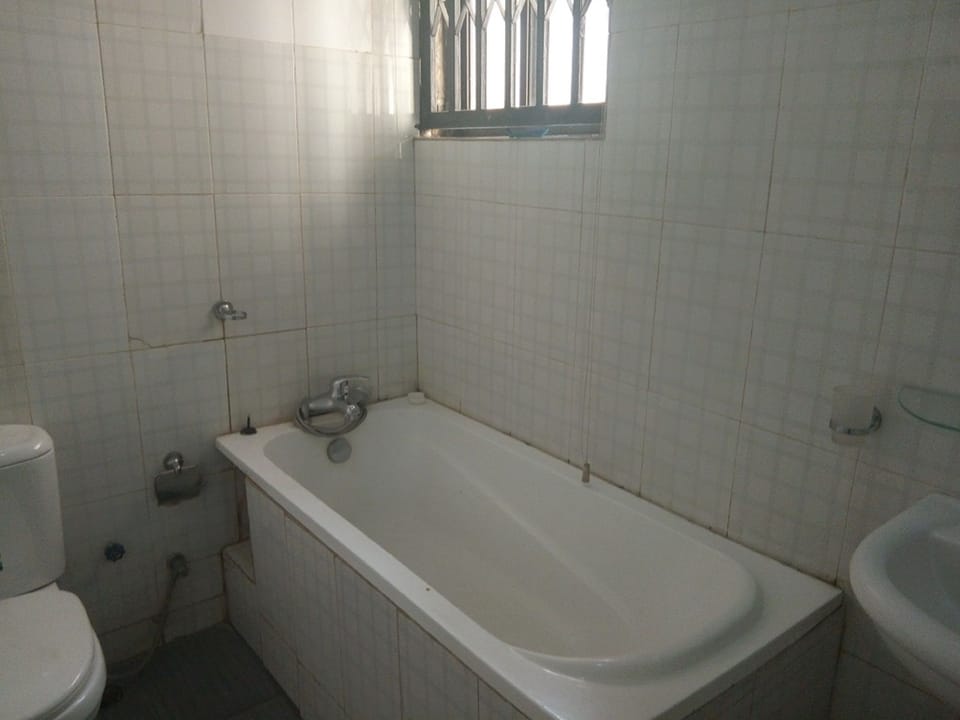 Shower, rainfall showerhead, free toiletries, towels